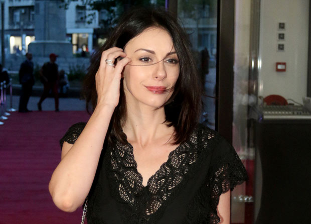 Њој стварно није добро! Помозите јој! Слобода Мићаловић „умирала“ на сцени, доктори у публици се престравили и улетели међу глумце